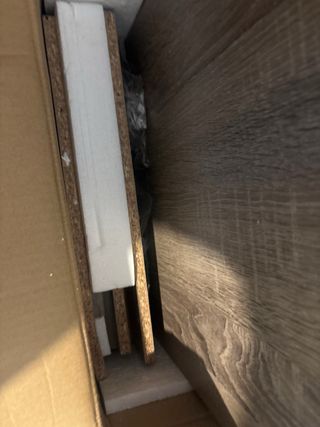 Mesa de escritorio y ordenador