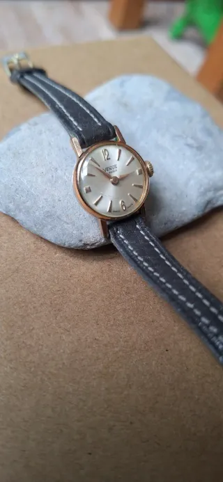 Reloj Venus Dorado y Negro