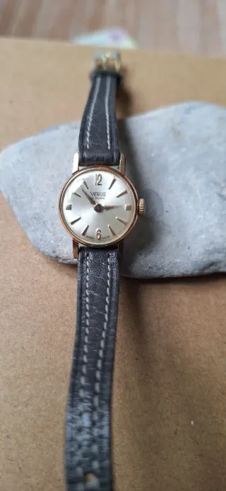 Reloj Venus Dorado y Negro