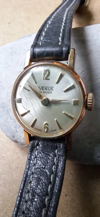 Reloj Venus Dorado y Negro