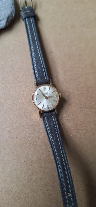 Reloj Venus Dorado y Negro