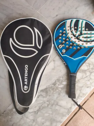 Pala de pádel Artengo y funda