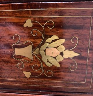 Buró escritorio madera con detalles dorados