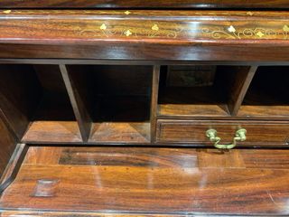 Buró escritorio madera con detalles dorados