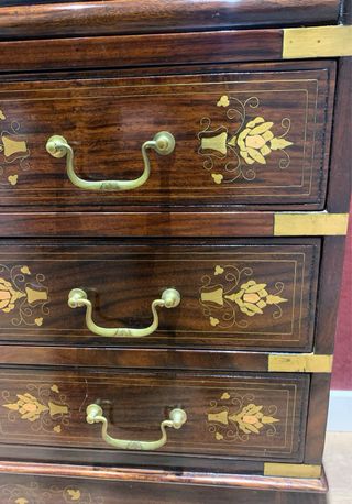 Buró escritorio madera con detalles dorados