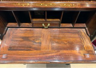 Buró escritorio madera con detalles dorados