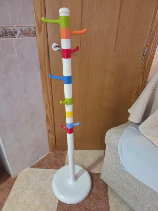 Perchero infantil multicolor de pie