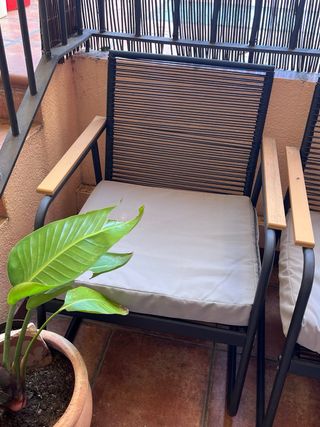 Sillas chill out ratán negras con brazos madera