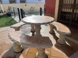 Mesa y 3 bancos de piedra