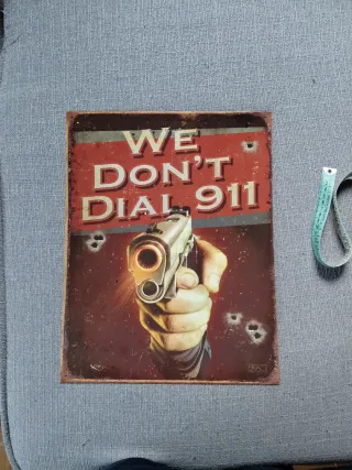 Poster metallico We Don't Dial 911