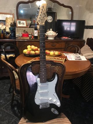 Guitarra Eléctrica Stratocaster Negra