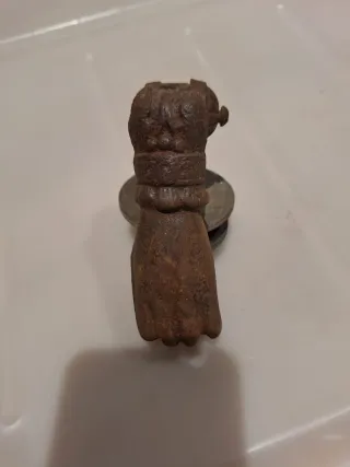 Aldaba de puerta antigua mano