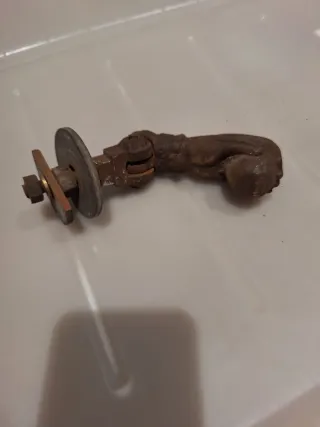 Aldaba de puerta antigua mano