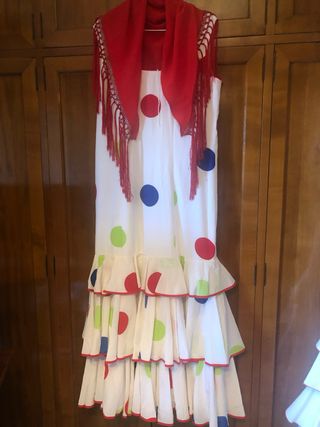 Traje de flamenca lunares volantes