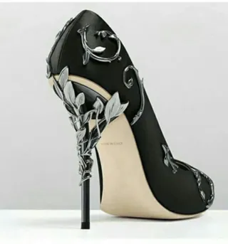 Zapatos de tacón negros y plateados