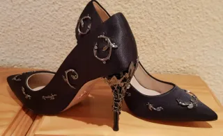 Zapatos de tacón negros y plateados