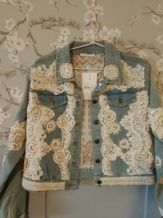 Cazadora vaquera forrada y bordada Talla L