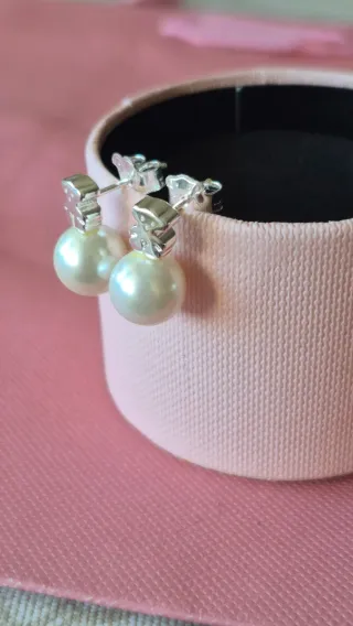 Pendientes de perla con osito plateado