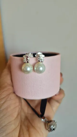 Pendientes de perla con osito plateado