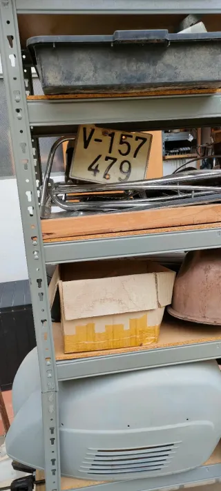 Vespa despiezada y limpia de grasas, con recambios