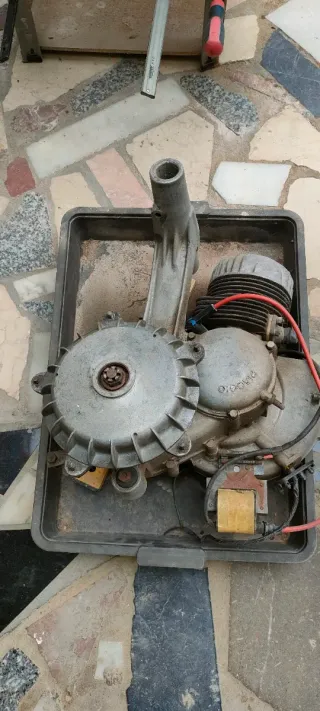 Vespa despiezada y limpia de grasas, con recambios