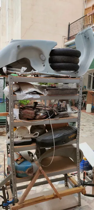 Vespa despiezada y limpia de grasas, con recambios