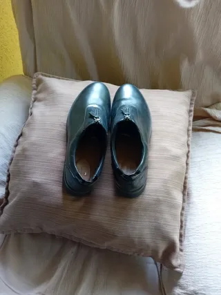 Zapatos negros de mujer con cremallera