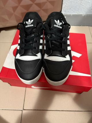 Zapatillas Adidas Negras y Blancas