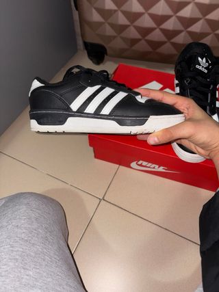 Zapatillas Adidas Negras y Blancas