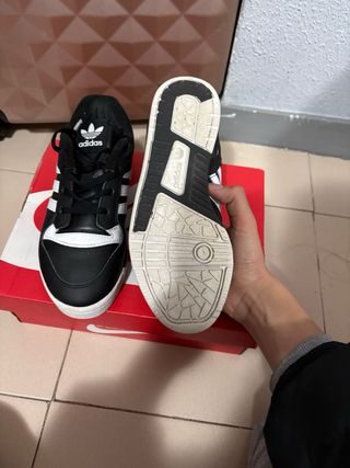 Zapatillas Adidas Negras y Blancas