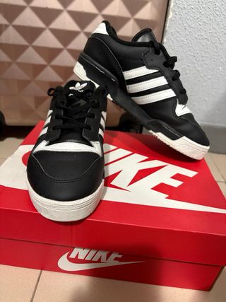 Zapatillas Adidas Negras y Blancas