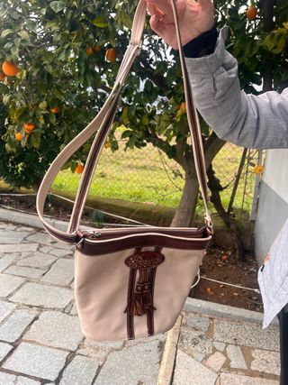 Bolso bandolera beige y marrón