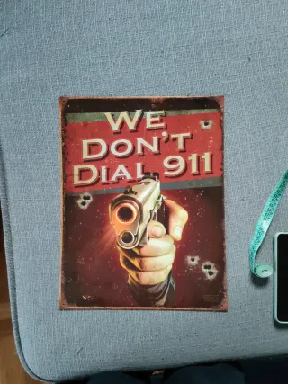 Poster Metallo We Don't Dial 911