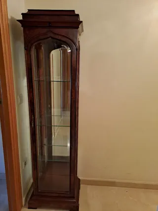 Vitrina de madera con cristal