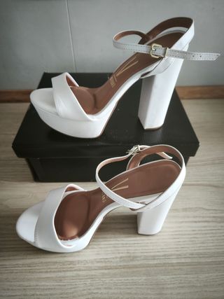 Sandalias de tacón Vizzano blancos