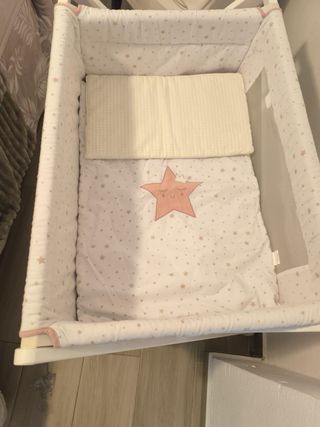 Minicuna rosa con estrellas