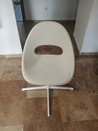 Silla Ikea Blanca con Cojín Rosa