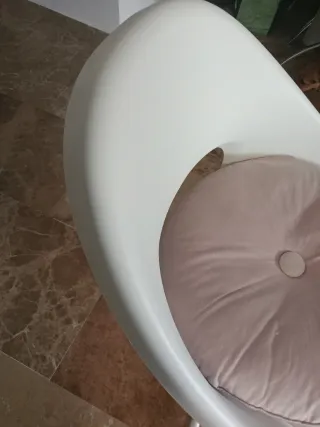 Silla Ikea Blanca con Cojín Rosa