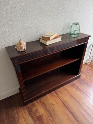 Mueble de madera con estantes