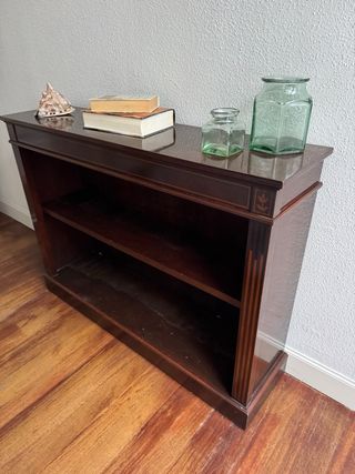 Mueble de madera con estantes