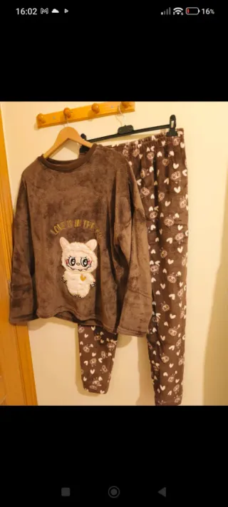 Pijama Labubu Talla 2XL DA MENOS TALLA COMO UNA 40