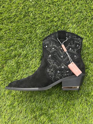 Botas Alma en Pena negras con tachuelas