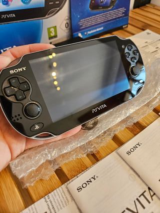 Sony PS Vita + Scheda Memoria Originale
