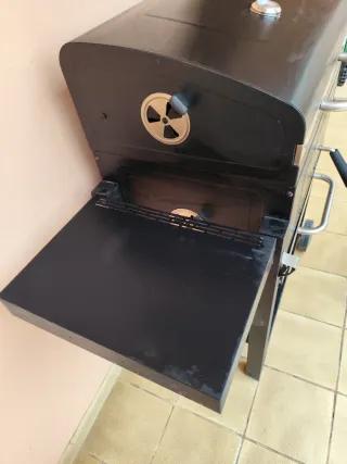 Barbacoa de carbón negra y plateada