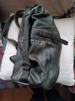 Mochila gris de mujer