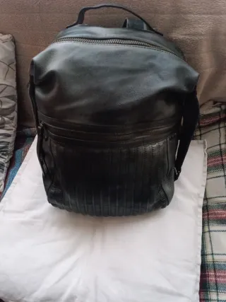 Mochila gris de mujer