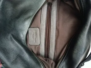 Mochila gris de mujer