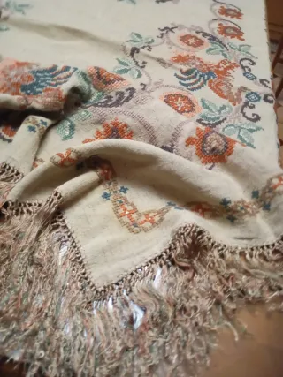 Mantel antiguo bordado a mano