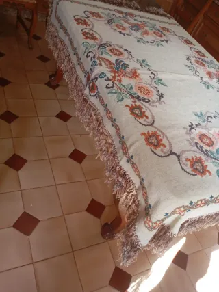 Mantel antiguo bordado a mano