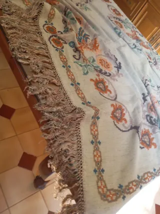 Mantel antiguo bordado a mano